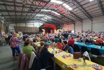 Honderden senioren bouwen feestje in gemeenteloods