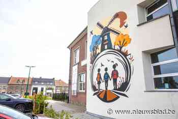 Muurtekening van Massi fleurt gevel Triangel op