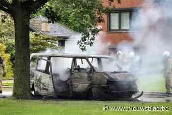 Bestelwagen brandt volledig uit in Lummen