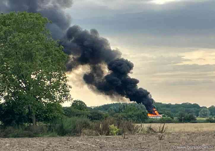 Grote uitslaande brand in schuur, omliggende panden nat gehouden