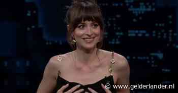 Jurk Dakota Johnson komt los tijdens interview, maar actrice maakt talkshow gewoon af