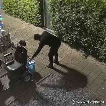 Wie is deze man die een scootmobiel in brand steekt?