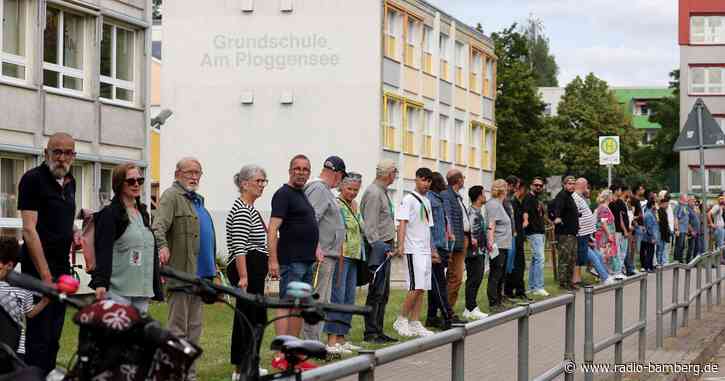 Menschenketten in Grevesmühlen und Schwerin gegen Rassismus