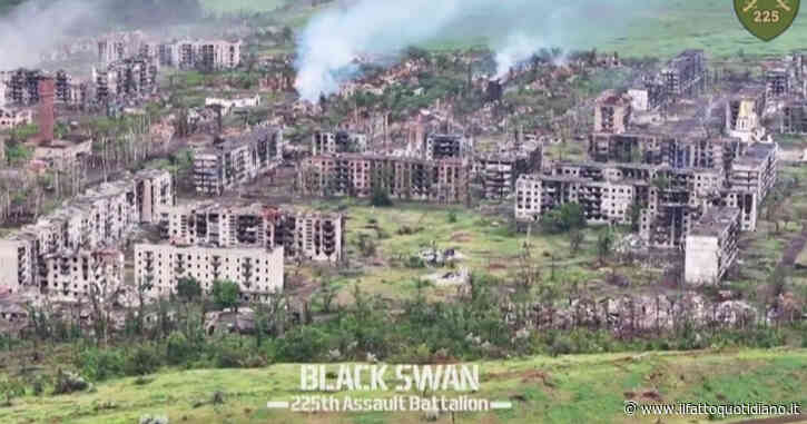 La Russia intensifica i bombardamenti: il volo sopra la città di Chasiv Yar (Donetsk) rasa al suolo