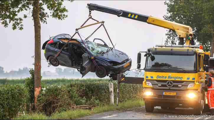 Emmeloord - Bestuurder blijft vastzitten na dodelijk ongeluk Nagelerweg