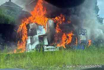 Vrachtwagen vliegt in brand op E34: Zelzatetunnel uren later in één rijrichting nog steeds afgesloten