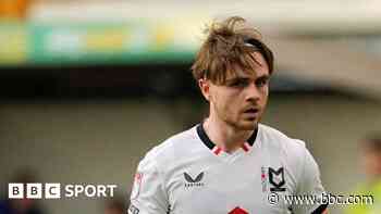 Stockport County sign ex-Leeds midfielder Bate