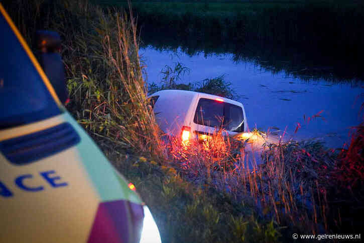 Bestelwagen raakt te water, bestuurder ongedeerd