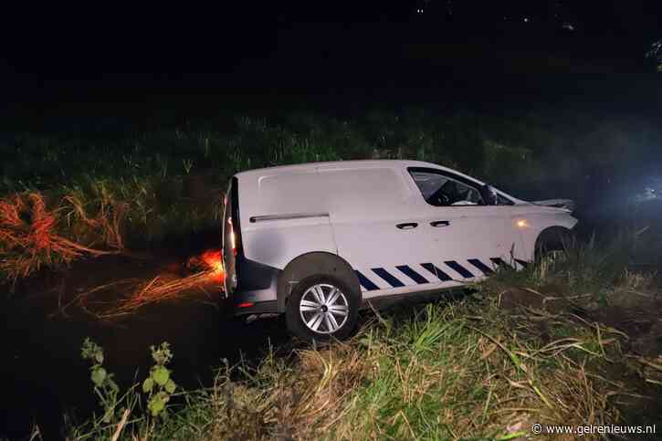 Hulpdiensten groots uitgerukt voor auto te water, bestuurder met schrik vrij