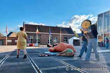 Kunstenaars gieten vragen en wensen van Muizenaars in creatief buurtmoment Verzamelen Zocalo!