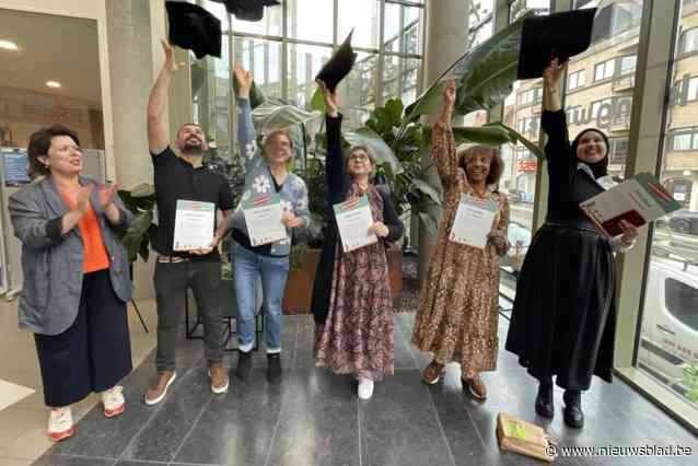 Zes onderwijsambassadeurs krijgen diploma