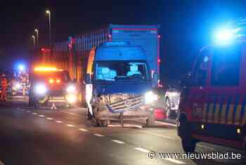 Bestuurder van bestelwagen ramt verkeerseiland
