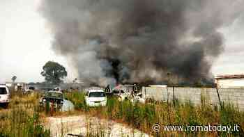 Incendio Ardea, in fiamme discarica abusiva di auto e plastica. Il comune: "Tenete le finestre chiuse"