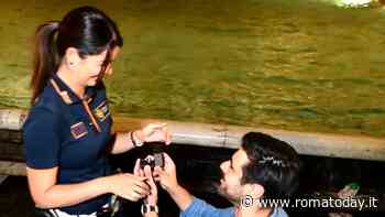 VIDEO | Vigilessa di Roma riceve proposta di matrimonio a Fontana di Trevi, il "sì" tra l'applauso dei turisti