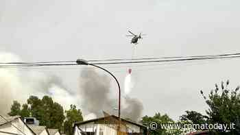 Incendio Magliana, una giornata per spegnere il rogo. E ora il municipio incalza la Regione