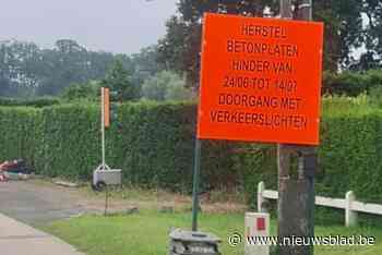 Aannemer herstelt versleten betonplaten in Hombeekse Expoelstraat