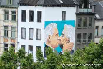 Kussende De Wever (N-VA) en Bouchez (MR) duiken op op Antwerpse Bolivarplaats: wie zit achter nieuwe muurschildering?