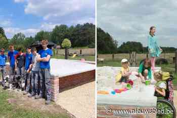 Scholieren VITO bouwen rolstoelvriendelijke zandbak bij Hoeve Megusta