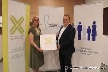 Ouders getuigen over verongelukte kinderen bij uitreiking SAVE-label aan Halen: “Tibo liet het leven in mijn armen”