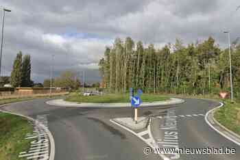 Bestuurster gewond afgevoerd na botsing met bus op rotonde: “Had de wagen niet gezien”