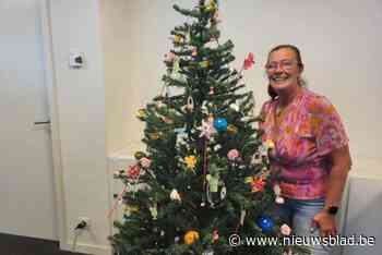 Op dit kantoor waakt Linda het héle jaar over de kerstboom: “Staat synoniem voor gezelligheid”