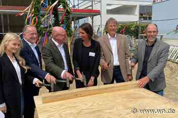 Die Krönung des neuen Schulgebäudes