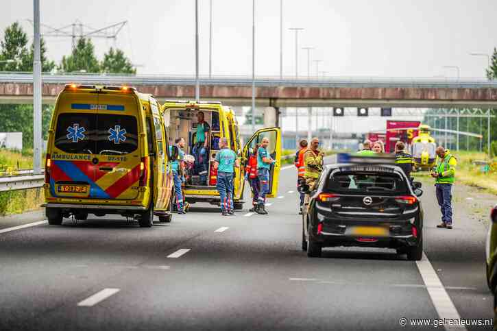Persoon aangereden op A15, snelweg volledig dicht