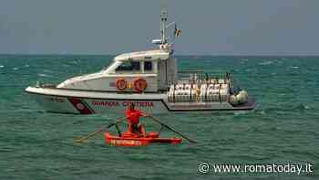 Barca in fiamme sul litorale vicino Roma, salvati tre anziani