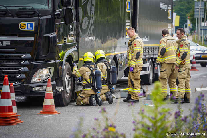 Dieseltank van vrachtwagen lek door stuk ijzer op de weg