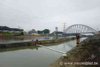 Kraan verdwijnt onder water in het Albertkanaal