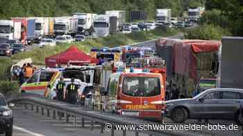 Leiche in Unfallauto auf A81: Getötete Ehefrau auf Rückbank - jetzt steht die Todesursache fest