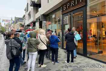 Veel belangstelling voor uitverkoop in Esprit-winkel: “Jammer dat de winkel sluit, er staan hier al zo veel panden leeg”