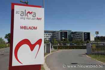 Auto rijdt van oprit, maar merkt 13-jarige fietser niet op: tiener zwaargewond afgevoerd