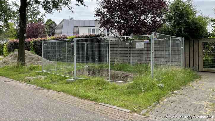 Almere - Bewoners Verzetswijk niet blij met gemeente: 'Wij wisten van niks, totdat er opeens allemaal bouwhekken stonden'