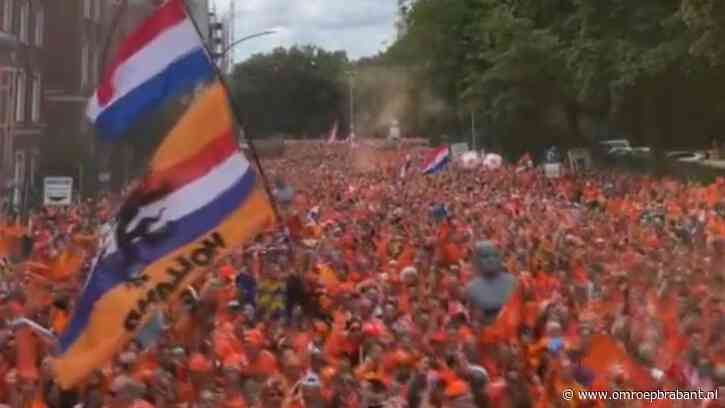 De hele wereld wil Rob Kemps spreken: Oranjefans gaan van links naar rechts