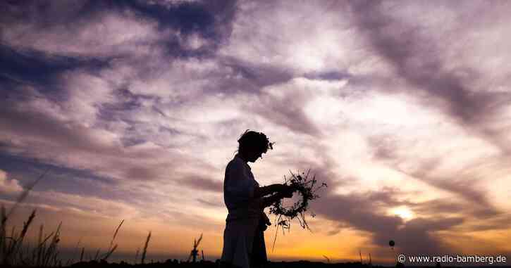 Menschen feiern vielerorts kürzeste Nacht des Jahres