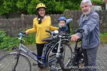 Omdat fietsen niet voor iedereen vanzelf gaat: buddy Johan (69) leert Sunny (41) overleven in het verkeer