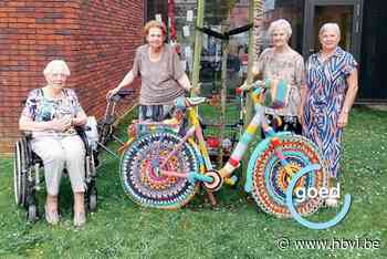 Bewoners Melderthof breien vrolijk jasje voor... een fiets