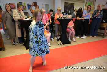 Mivalti-cliënten betreden catwalk naar aanleiding van gloednieuwe tweedehandswinkel in Mivalti’s Corner