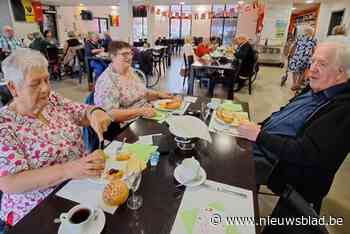Mantelzorgers genieten van ontbijt in dienstencentrum