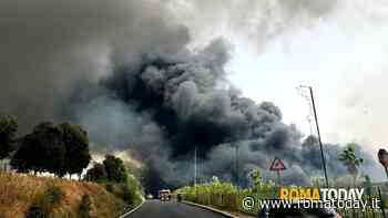 Maxi incendio a Tor Pagnotta, bruciano rifiuti in un campo. Le fiamme coinvolgono autolavaggio e vivaio