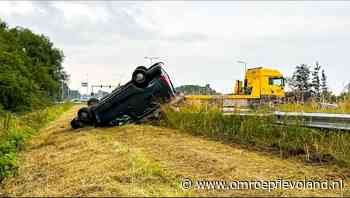 Almere - Ongeluk met busje Hogering, komt op de kop tot stilstand