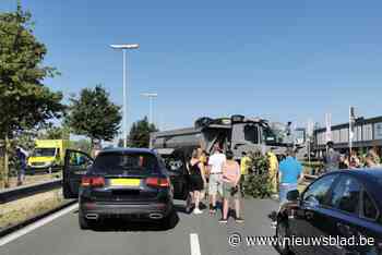 Vrachtwagenbestuurder riskeert boete en rijverbod nadat hij dronken door middenberm knalde