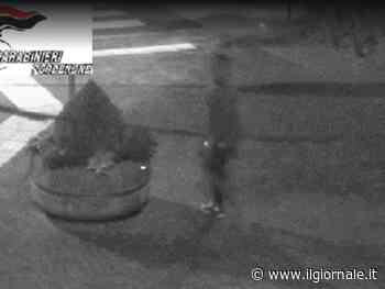 Il progetto di fuga e la macchie sui vestiti: madre fa arrestare il figlio per violenza sessuale