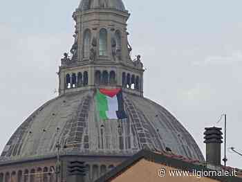 Lo sfregio al Duomo di Pavia. Sulla cupola issata la bandiera palestinese