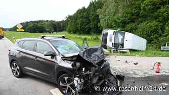 Fahrzeuge überschlagen sich nach Zusammenstoß – drei Personen verletzt