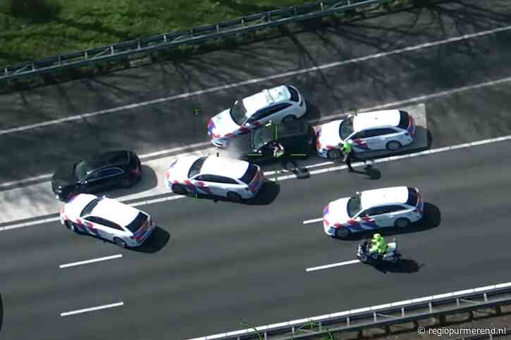 Automobilist vlucht met 200 km/u voor politie, agenten trekken hem op A10 Noord bij Landsmeer uit auto