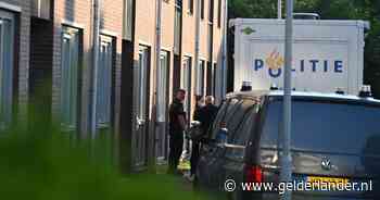 Agenten in witte pakken keren terug naar plaats delict, verdachte (40) dodelijk misdrijf blijft drie maanden vastzitten