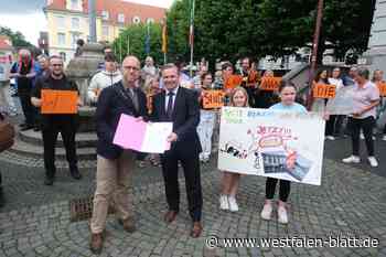 Schüler und Lehrer demonstrieren für Schulneubau in Herford