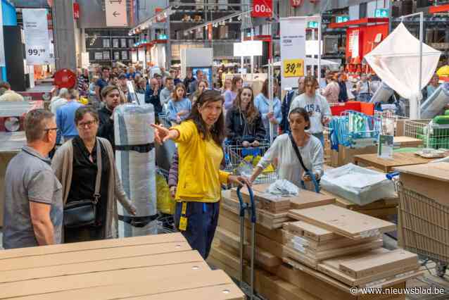 Ondanks zwaar regenweer ware stormloop voor uitzonderlijke kortingsdag bij Ikea Wilrijk: “Ik had na een uur nog altijd geen kar”